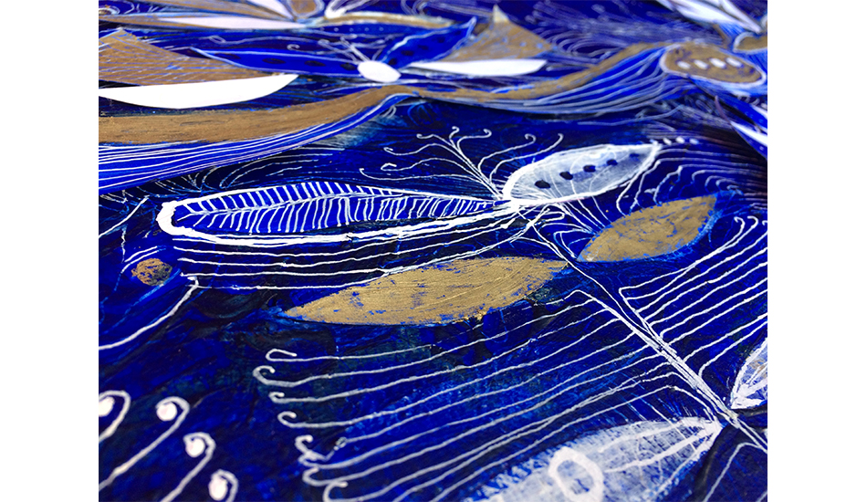 Technique mixte sur toile - Peinture, collage et dessin en bleu outremer, or et blanc : vue d'ensemble de l'œuvre par Cécile Reverdy